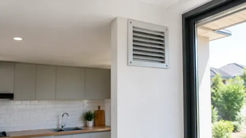 Kisi ventilasi tinggi pada dinding ruang makan