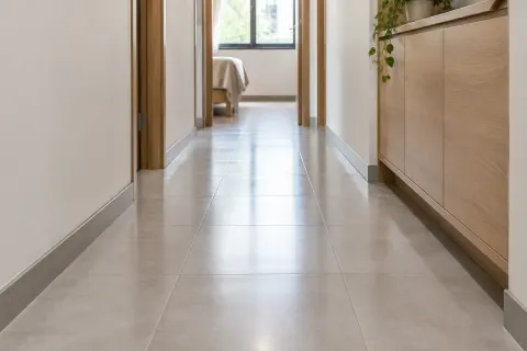 Lantai keramik pada lorong rumah