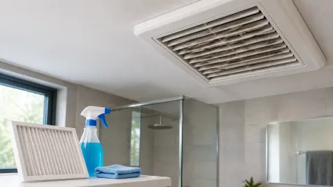 Kisi ventilasi plafon di kamar mandi