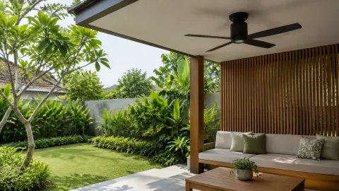 Teras teduh dengan kipas dan sisi terbuka ke taman