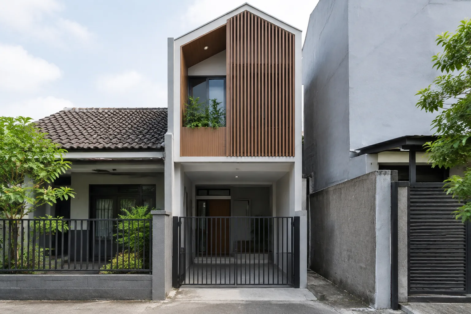 Rumah sempit diapit bangunan lain di kedua sisi