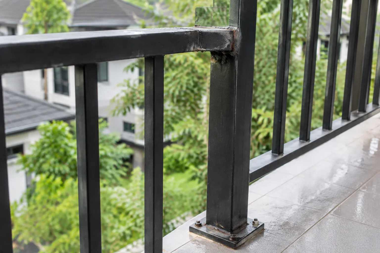 Pangkal railing tampak terpasang.