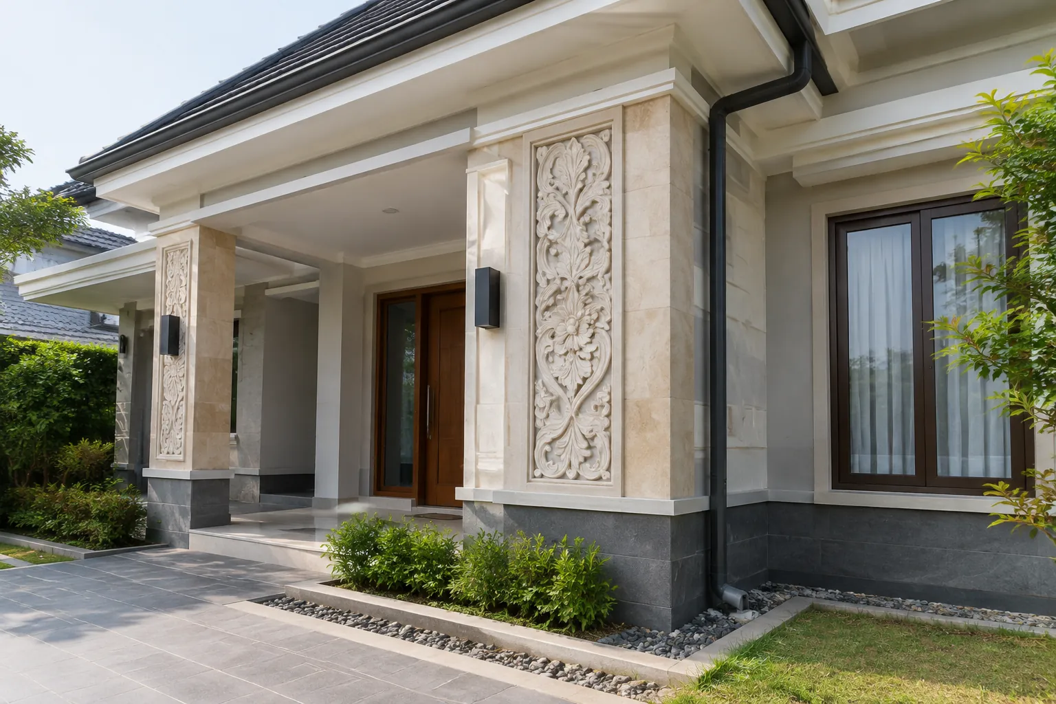 Fasad rumah menggunakan ornamen berukir pada beberapa bidang