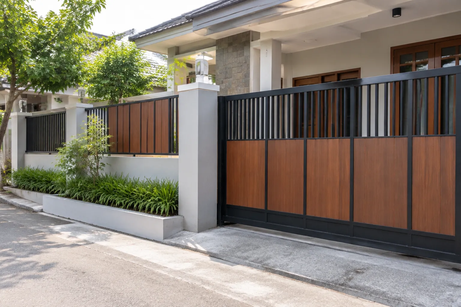 Pagar rumah berwarna kayu di tepi jalan lingkungan.