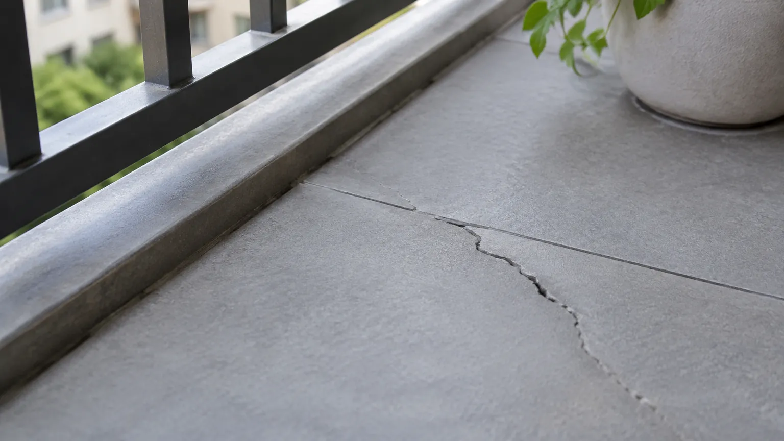 Retak pada lantai balkon dekat pagar
