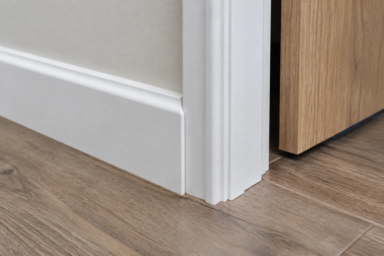 Sambungan lis putih pada kusen pintu kayu