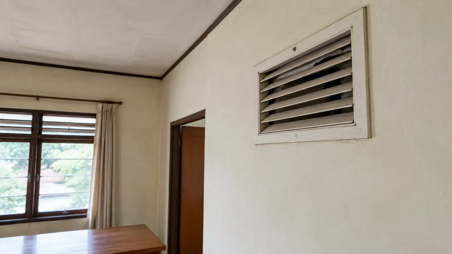 Kisi ventilasi tinggi pada dinding bangunan lama
