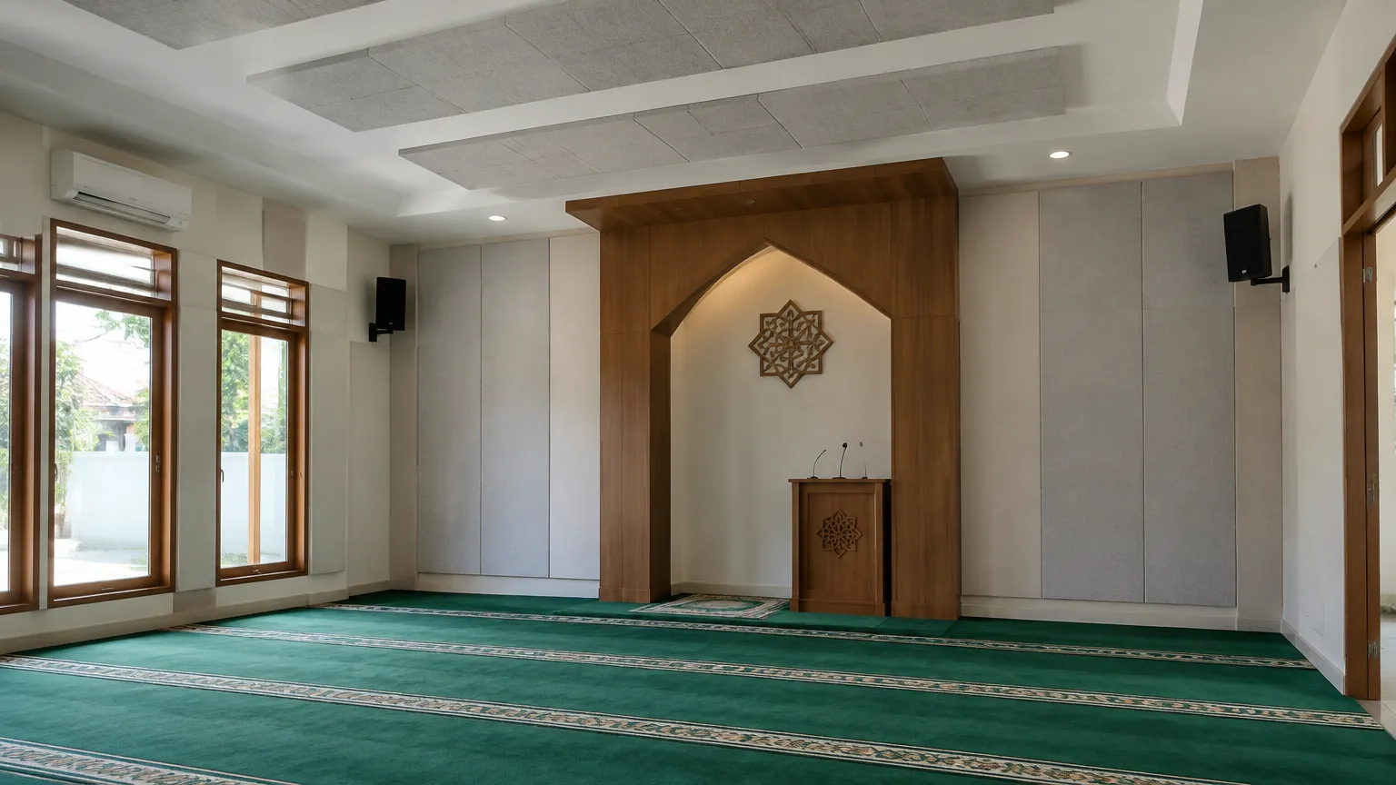 Mushola dengan karpet hijau dan panel plafon