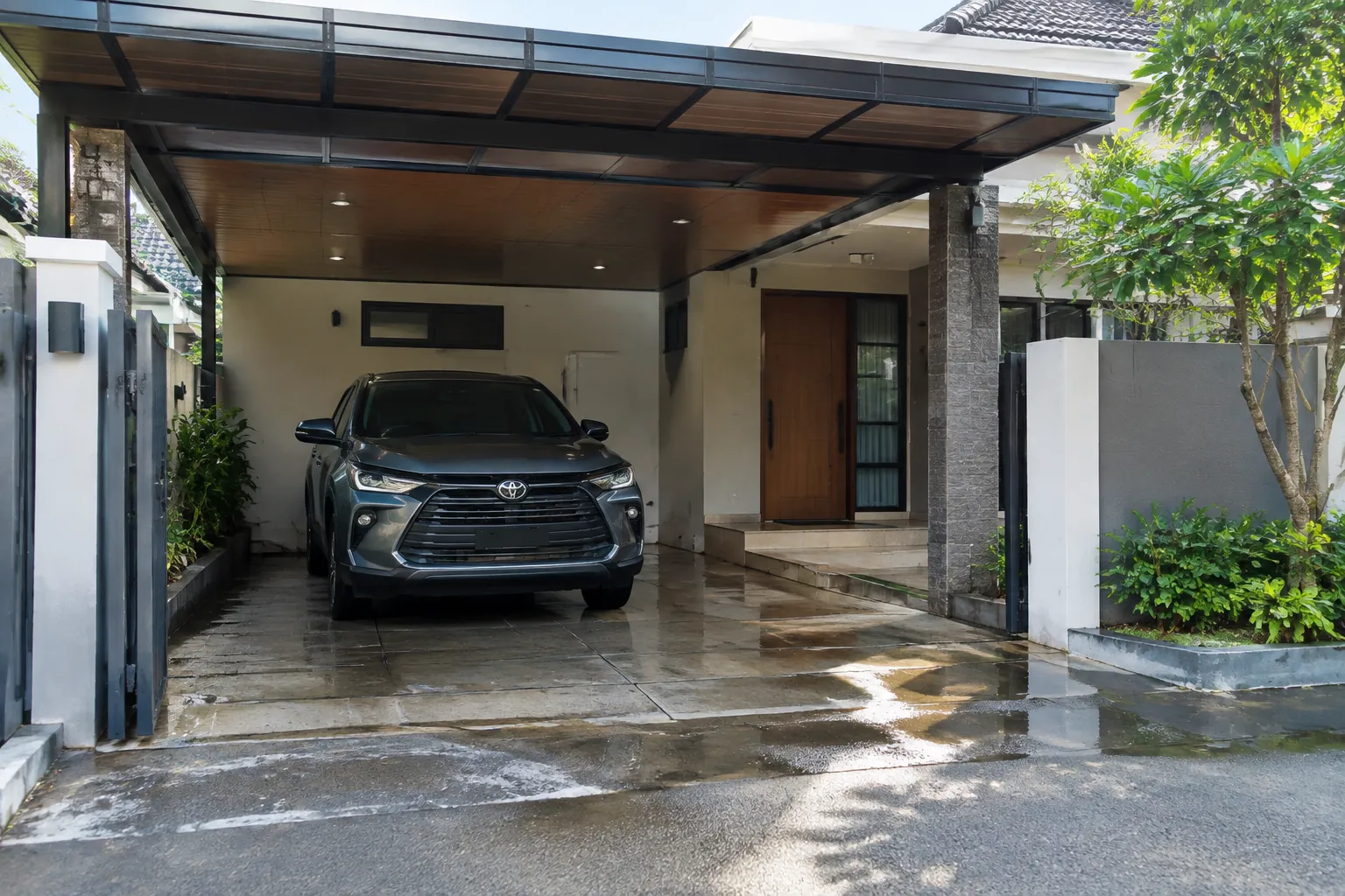 Mobil di carport terbuka.