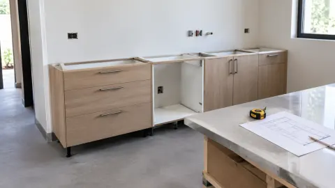 Kabinet kitchen set belum terpasang penuh