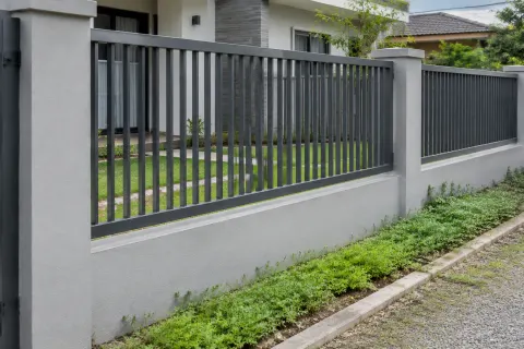 Pagar yang tampak terpasang normal.