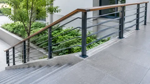 Railing tangga luar dengan tiang dan kabel logam