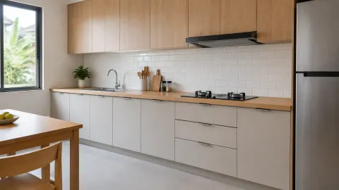 Dapur sederhana dengan kabinet dua warna dan meja kerja kayu