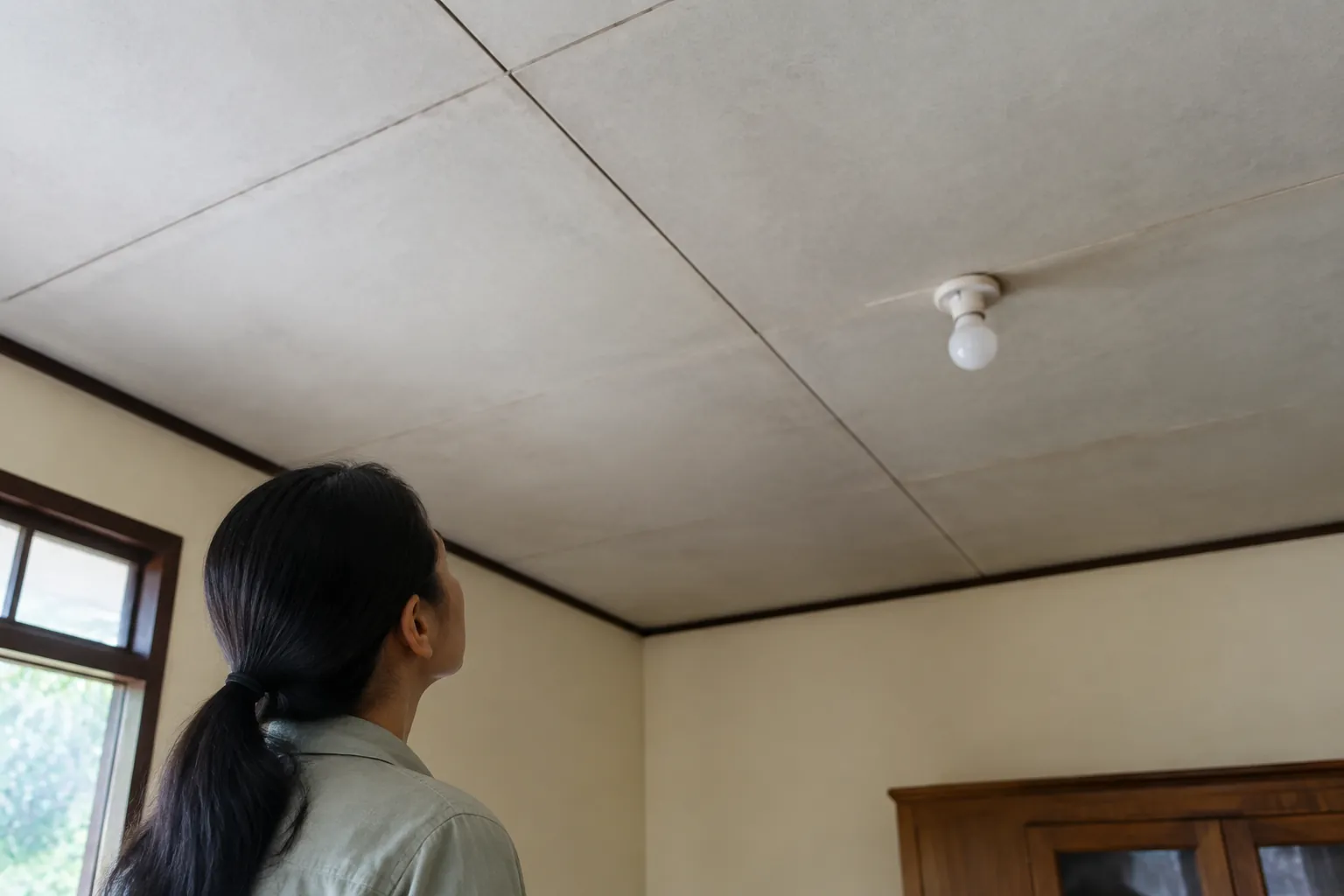 Plafon panel yang tampak normal.