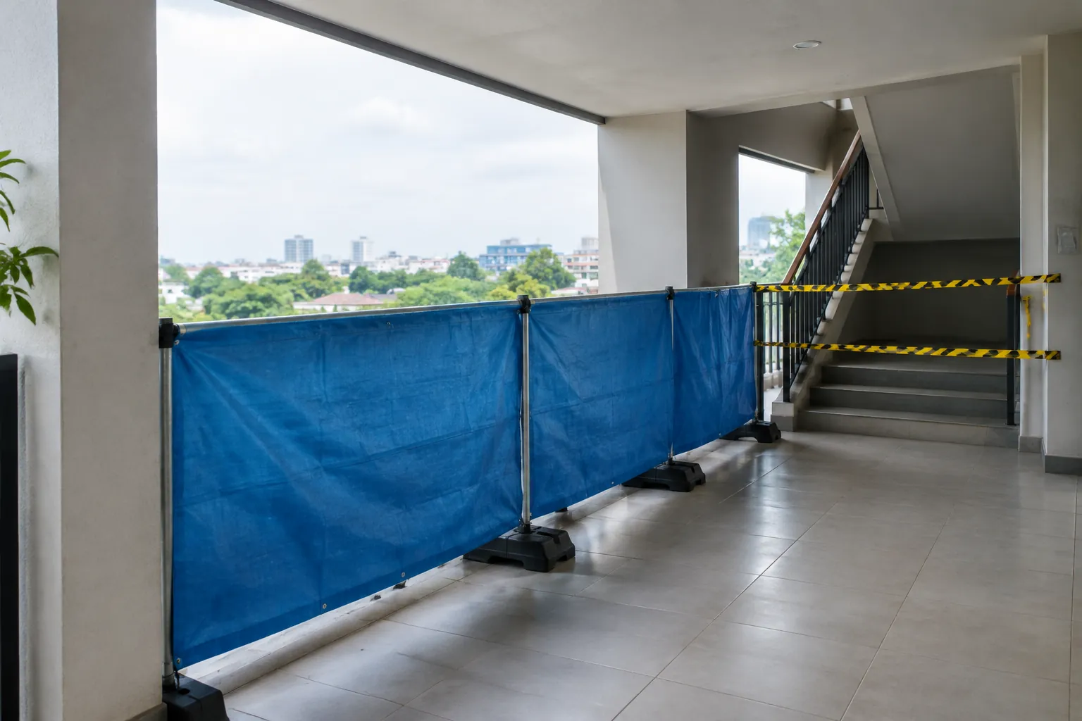 Penghalang sementara berwarna biru membatasi area balkon