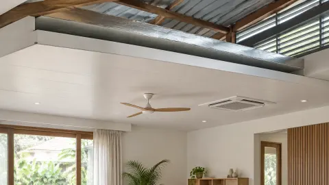 Plafon dengan kipas dan bukaan ventilasi dekat atap