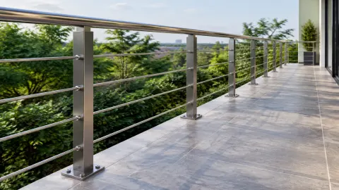 Railing logam di tepi teras luar