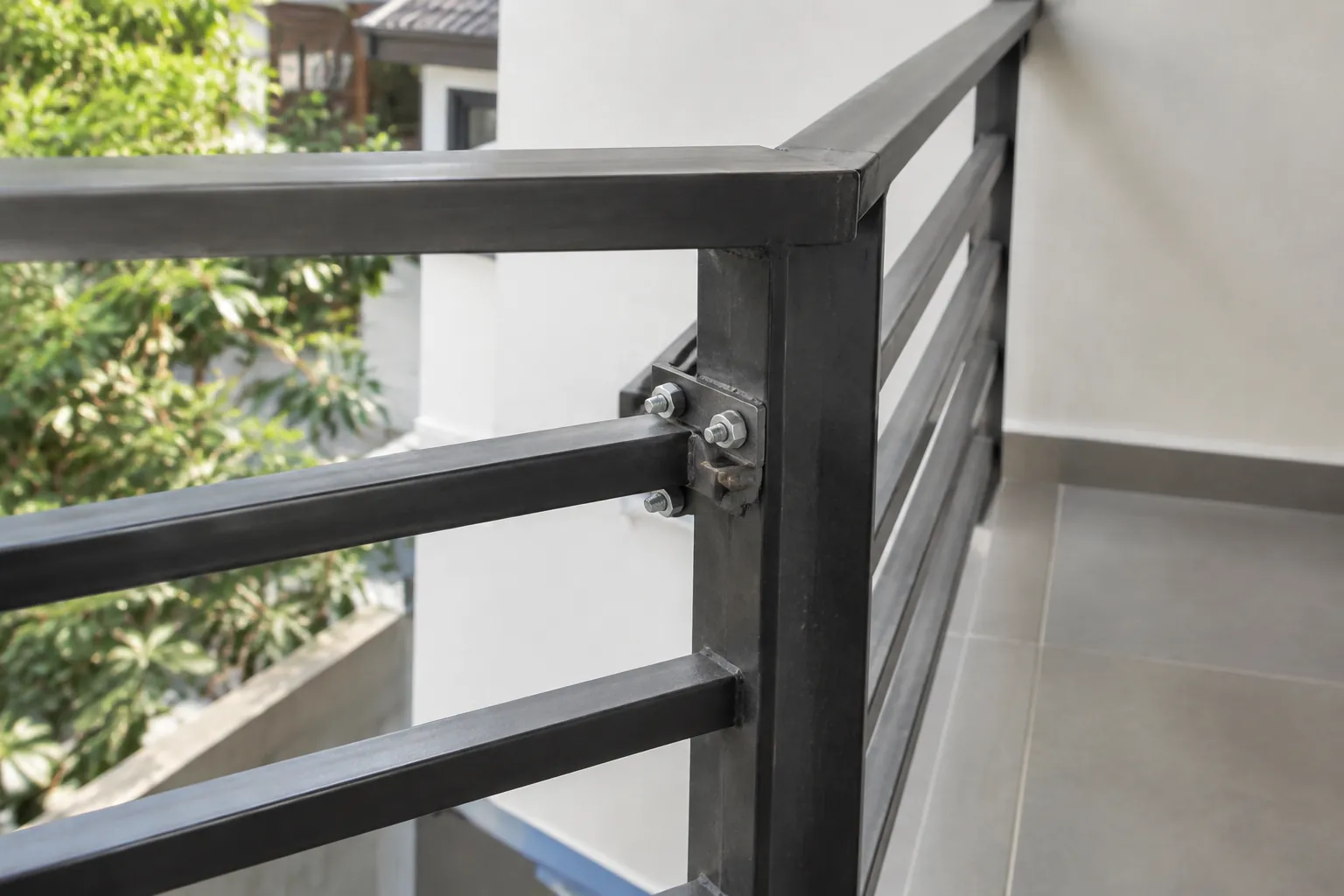 Baut dan sambungan pada pagar logam balkon terlihat dari dekat