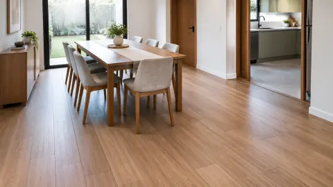 Ruang makan dengan lantai kayu dan meja makan