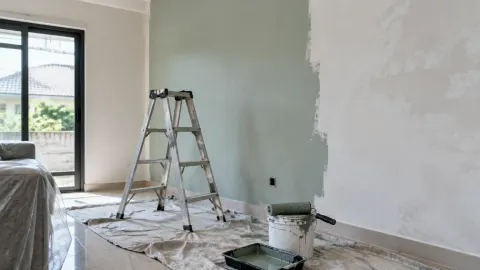 Dinding rumah sedang dicat ulang