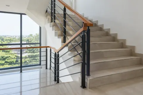 Railing tangga.
