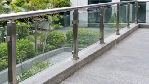 Sambungan railing kaca pada tepi balkon