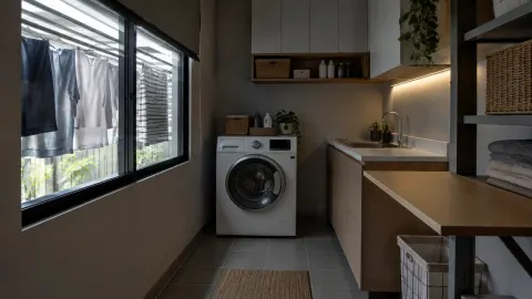 Ruang laundry sempit dengan jendela yang tertutup jemuran