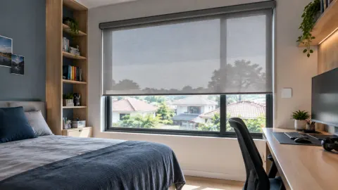Tirai gulung menutup sebagian jendela kamar remaja