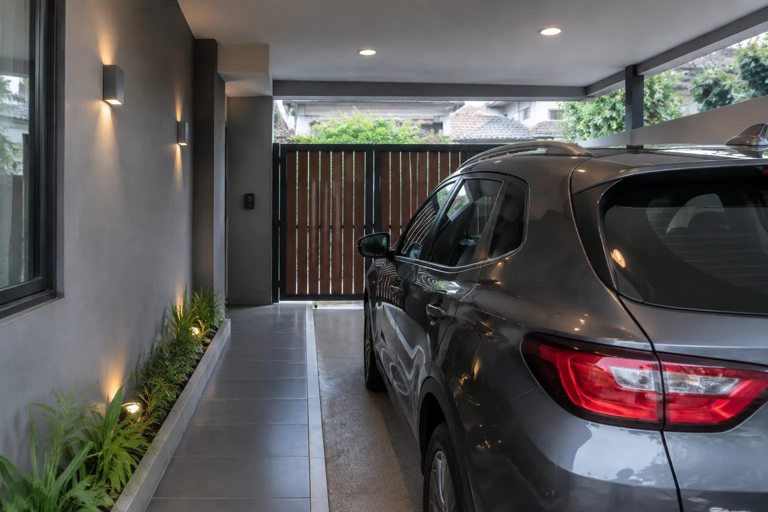 Carport biasa dengan tombol dinding.