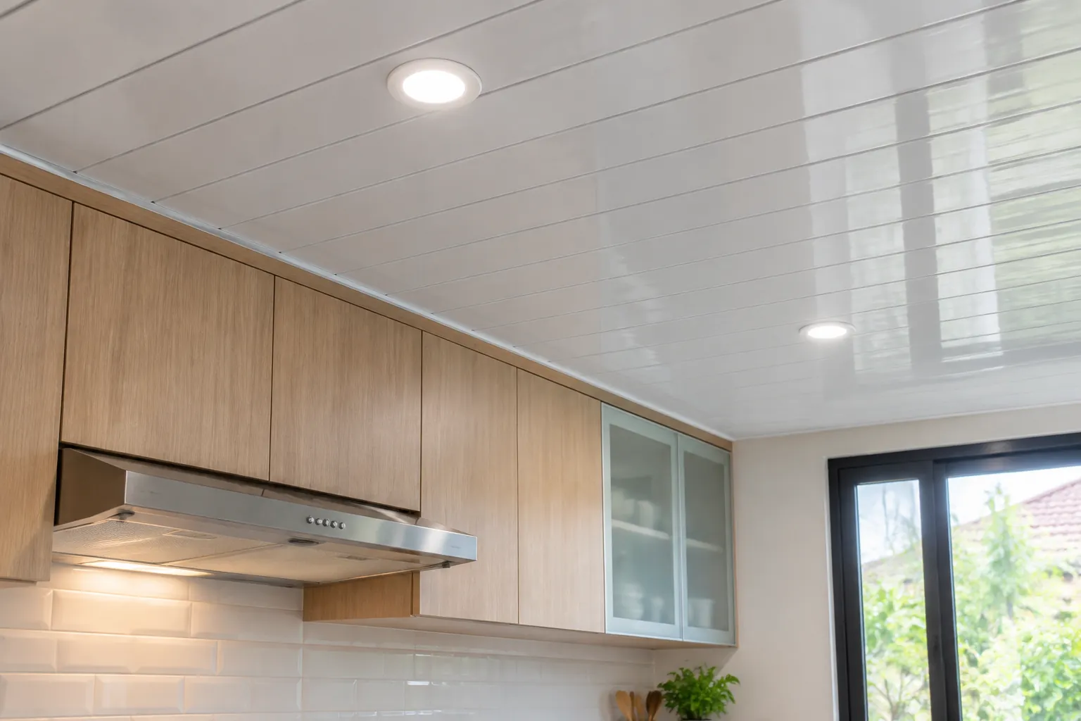 Plafon panel putih mengilap di dapur