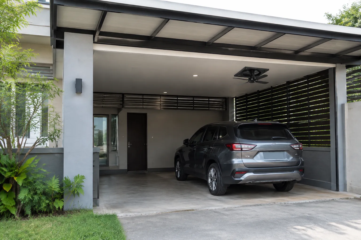 Kipas plafon terpasang di area carport beratap