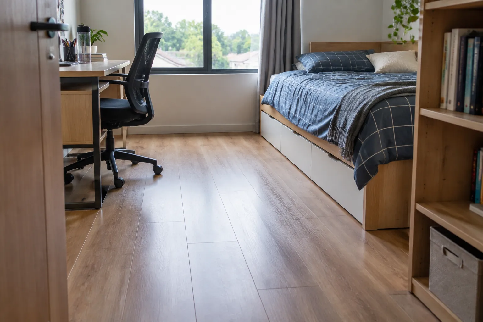 Lantai motif kayu pada kamar remaja dengan area belajar