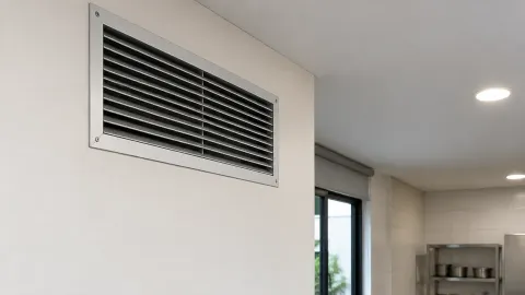 Kisi penghawaan pada dinding bagian atas