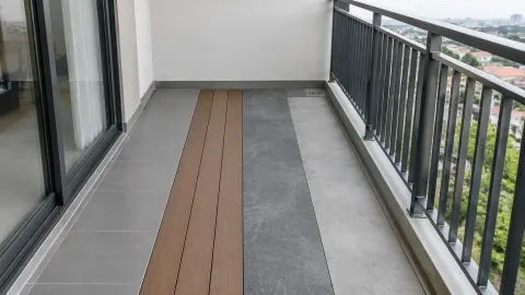 Beberapa pilihan lantai disusun pada balkon rumah