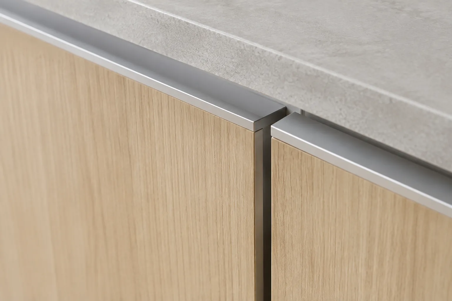Profil trim logam pada sudut panel kayu