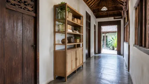 Kabinet kayu di sepanjang lorong rumah lama