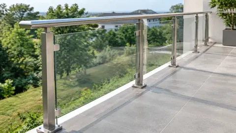 Railing kaca terpasang di tepi balkon rumah