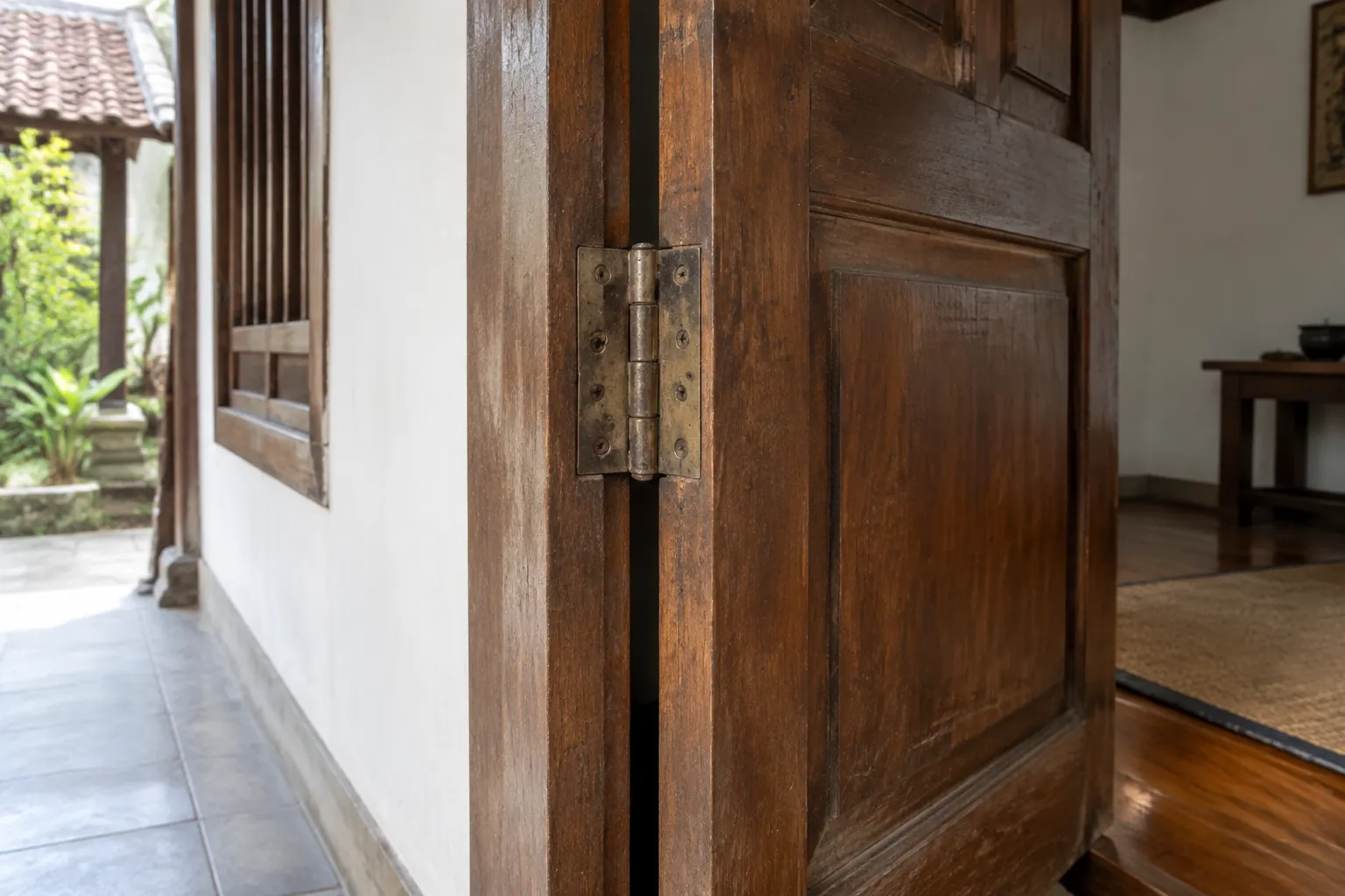 Engsel pintu kayu lama dengan bagian tepi yang aus