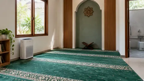 Musala dengan jendela terbuka dan perangkat di tepi ruang
