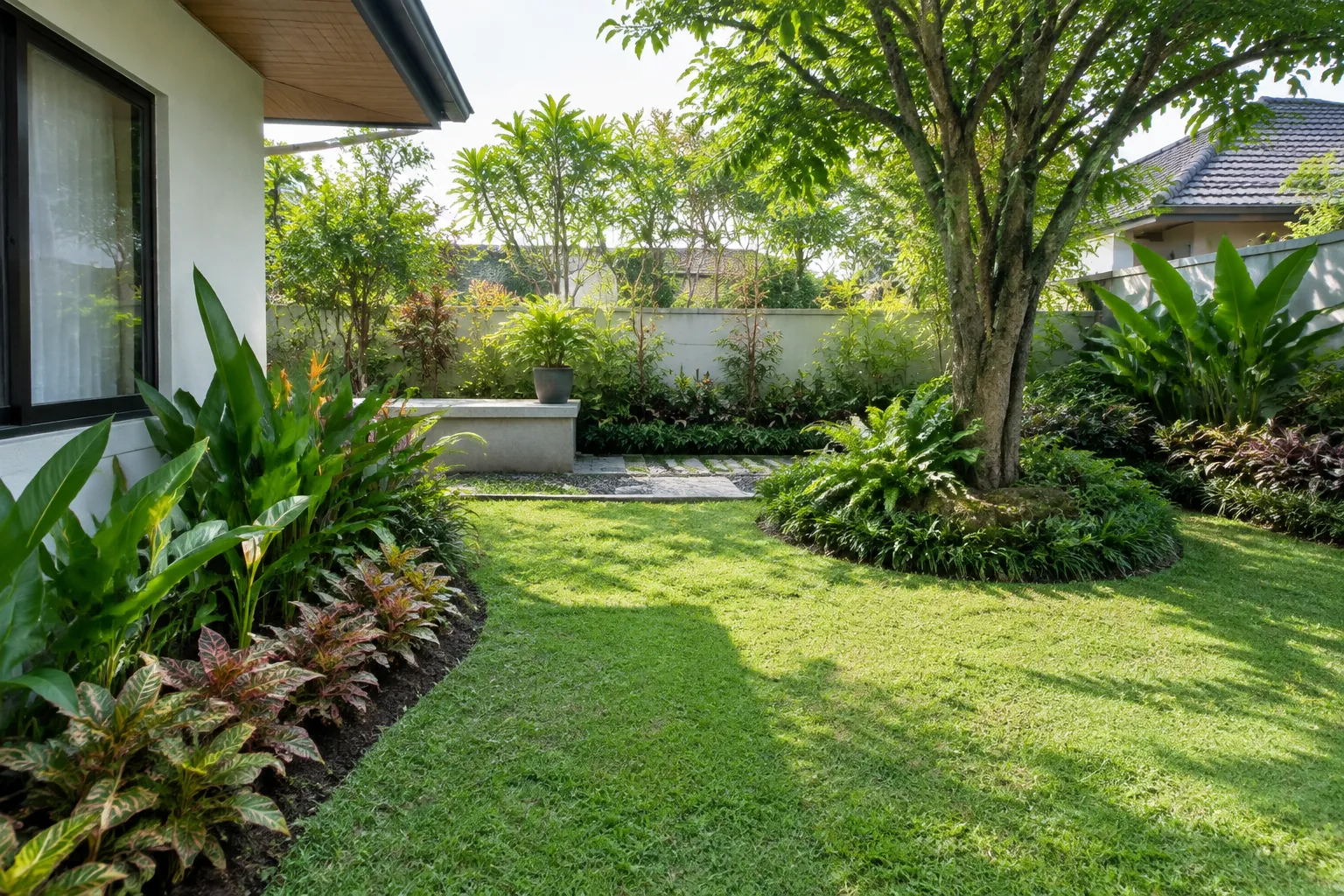 Taman dengan pohon dan hamparan rumput di sisi rumah