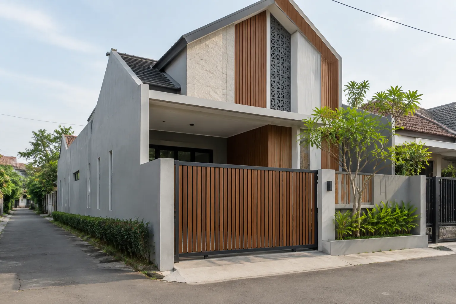 Fasad rumah dengan pagar kayu dan bidang segitiga atap