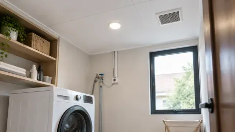 Plafon panel pada ruang laundry dengan mesin cuci