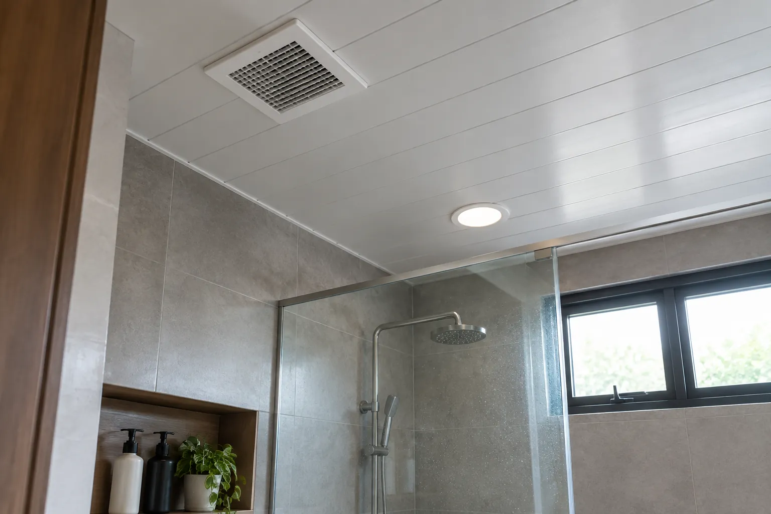 Plafon kamar mandi dengan ventilasi di atas area pancuran