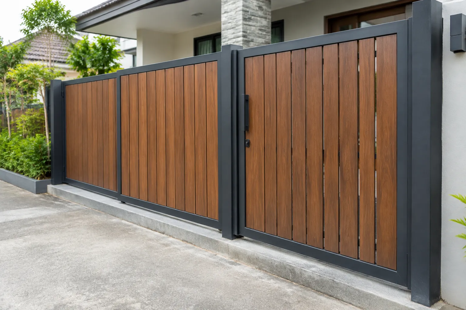 Gerbang rumah dengan bidang kayu dalam rangka logam