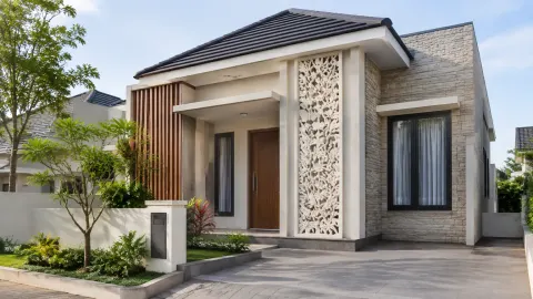 Fasad rumah dengan panel ornamen dekat pintu masuk