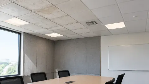 Panel akustik pada dinding dan plafon ruang rapat