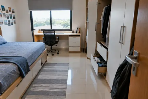 Kamar remaja dengan tempat tidur dan furnitur.