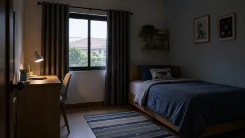 Kamar anak redup dengan meja belajar dan lampu kecil