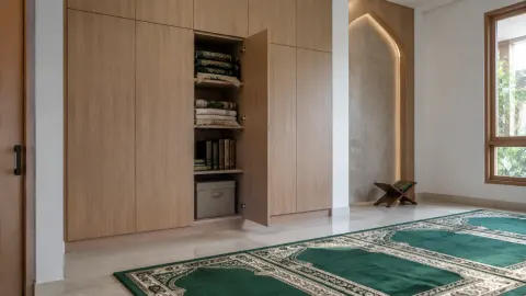 Kabinet kayu tertutup di ruang mushola