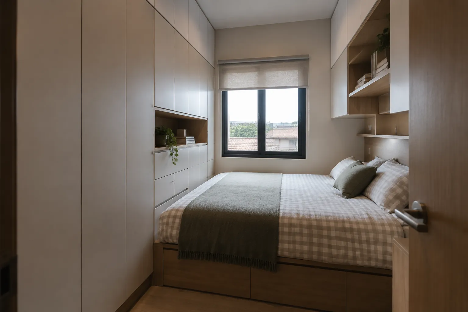 Kamar tidur kecil dengan dinding penuh lemari